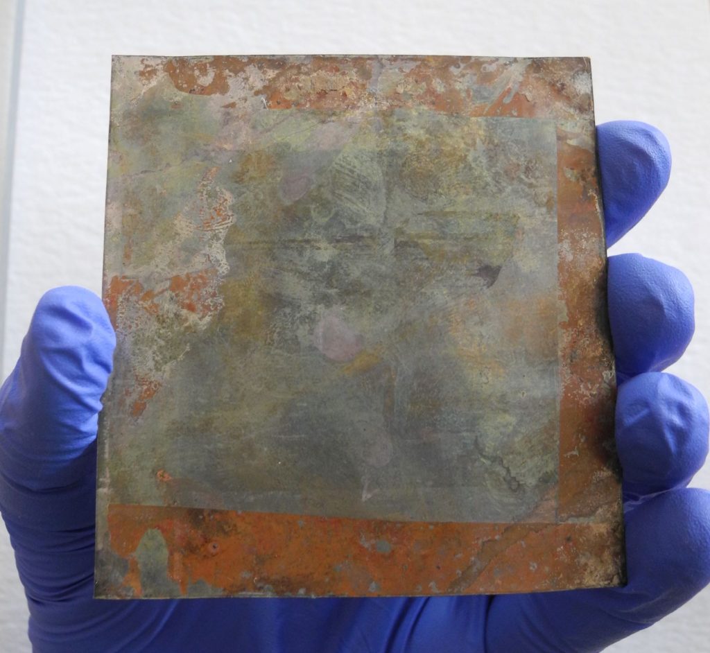 This image shows the verso of the daguerreotype plate, with copper, which indicates that the silver layer was added onto the copper plate by hammering.