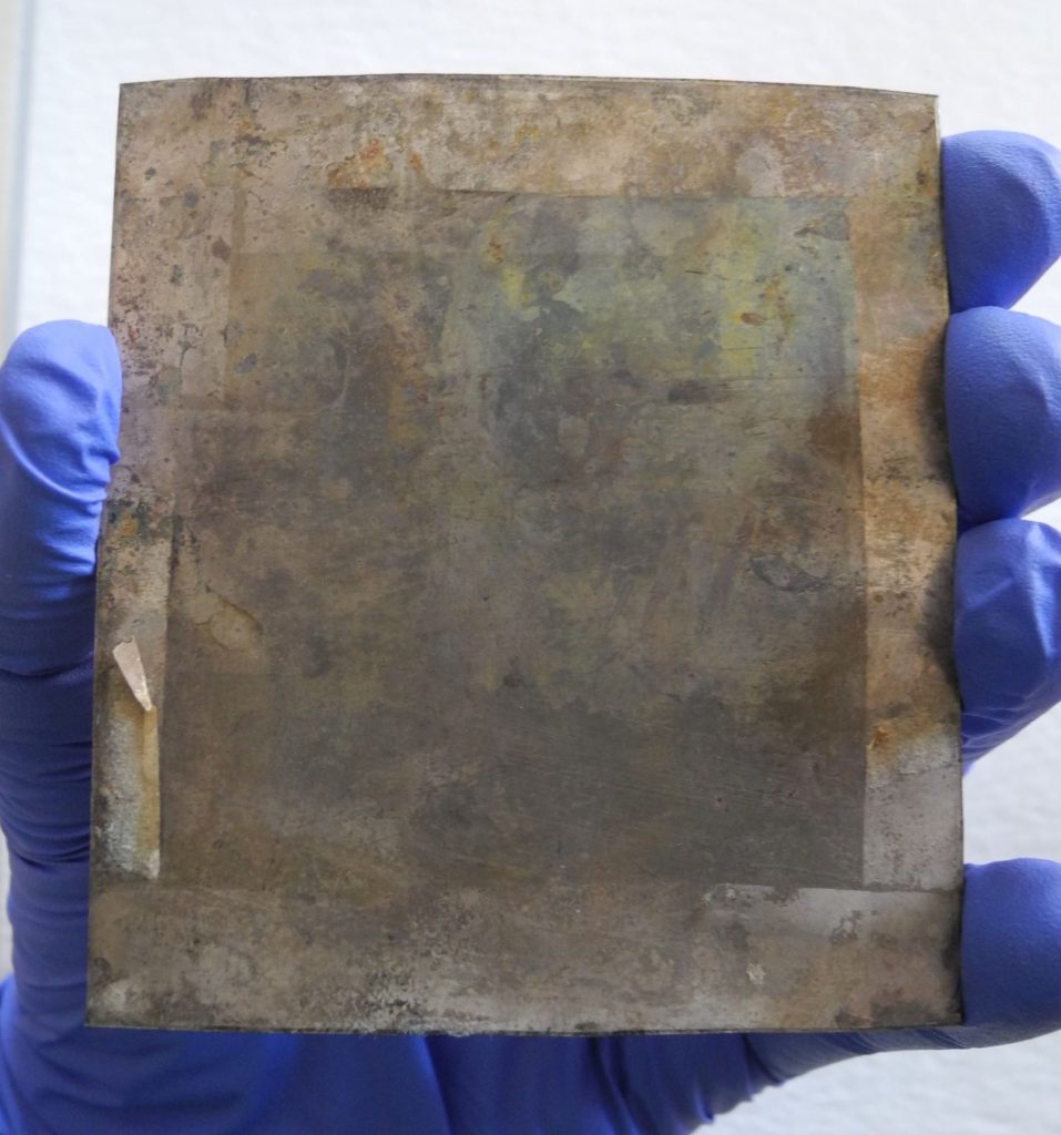 This image shows the verso of the daguerreotype plate, with silver, which indicates that the copper plate was electroplated with silver.
