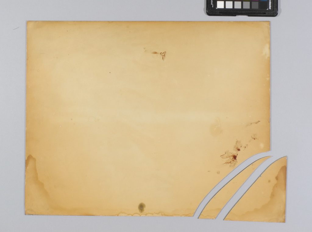 Documentation préalable au traitement de conservation-restauration d'une photographie du bâtiment original du Parlement canadien. Verso d'un tirage sur papier albuminé monté sous verre.