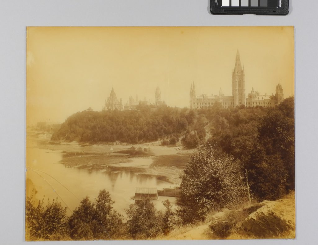 Documentation après traitement de conservation, d'une photographie du bâtiment original du Parlement canadien. Recto d'un tirage sur papier albuminé monté sous verre.