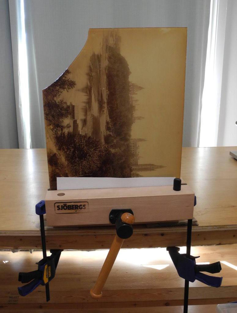 Image pendant traitement de conservation d'une photographie de l'édifice original du Parlement canadien. Assemblage vertical pour recoller les fragments de verre.